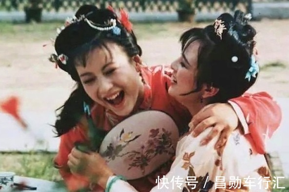 贾府!湘云挤兑黛玉赞宝钗,仅仅是因为宝钗比黛玉更好吗?