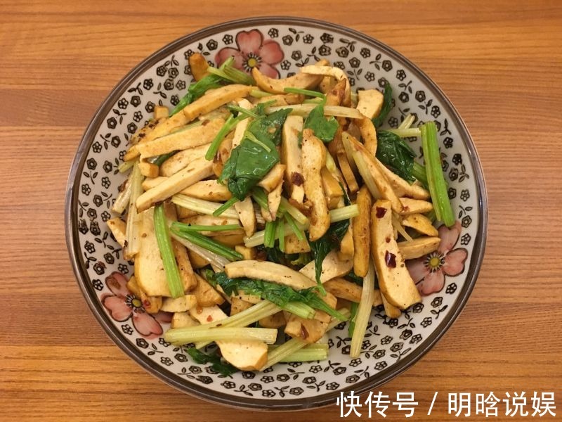 芹菜|芹菜和香干这是怎么炒的这么香辣好吃又下饭