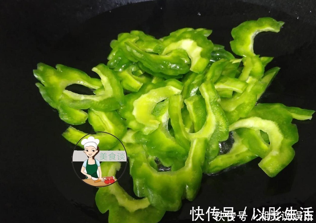 红辣椒|炒苦瓜时别直接下锅,多做一个步骤,苦瓜更脆还不苦,热天吃最香