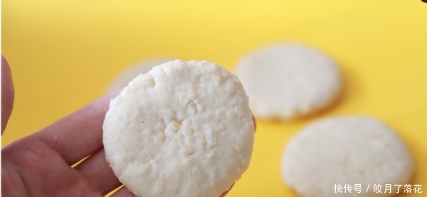 山药加入苹果,做好吃的小饼,一口一个,比蛋糕健康多了