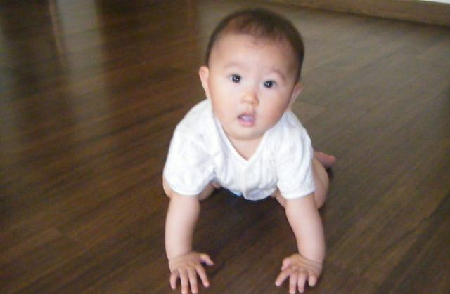 腿部|宝宝走路前这些要学,家长们要注意,否则会危害宝宝一生