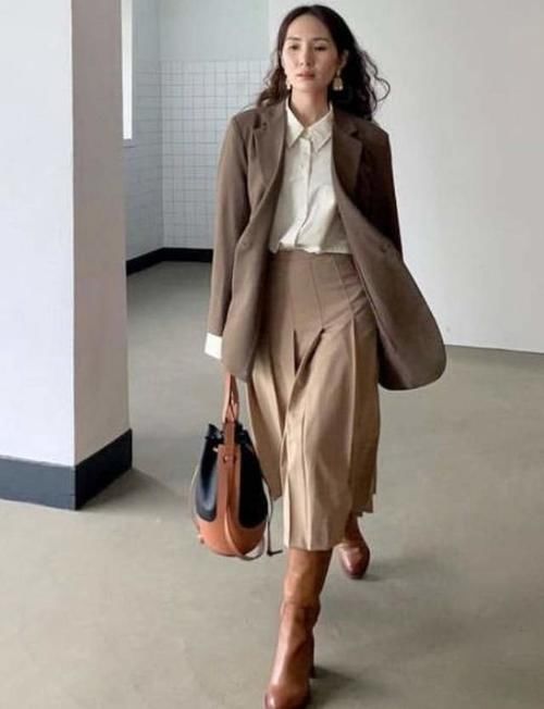 天气转暖，脱了羽绒服，现在穿什么外套更时髦？