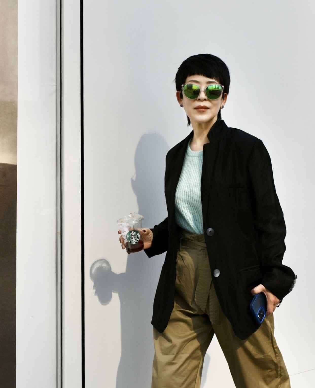 60多岁的女人,穿衣要精致点,教你“内外搭配法”,时髦又减龄