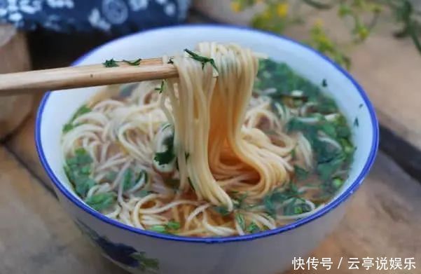 教大家一个味道鲜美的早餐面，只需5分钟，好吃到停不下来