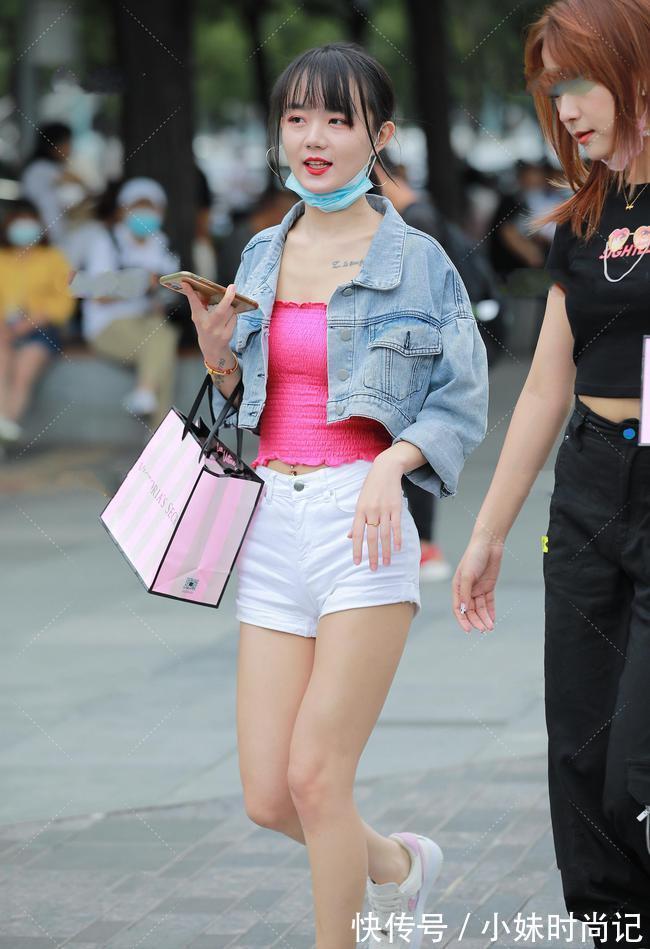 短裤 玫红色上衣搭配灰白色外套,明艳可爱,里窄外宽的俏皮穿搭