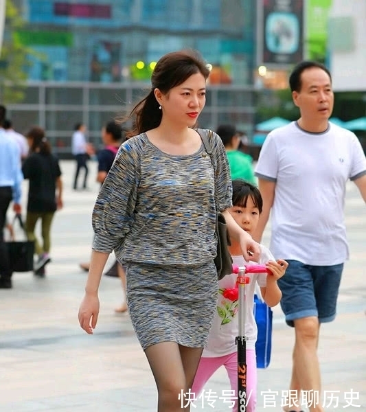 都市街头的靓装美女,大方得体的装扮尽显青春活力