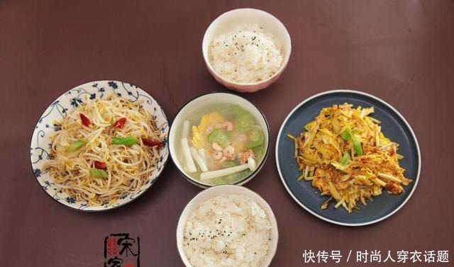  两口子的轻食晚餐，2菜1汤，美味好吃，南方朋友吃不了蒜黄！