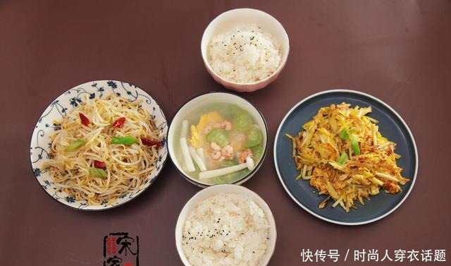 两口子的轻食晚餐,2菜1汤,美味好吃,南方朋友吃不了蒜黄!