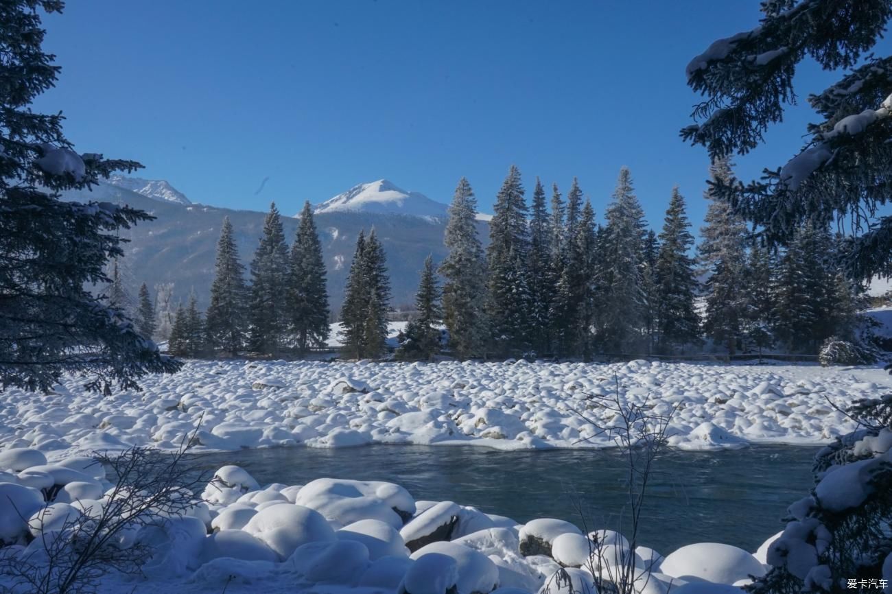 白雪皑皑的冰湖，晨雾弥漫的神仙湾