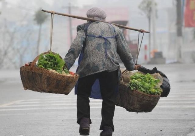 上联“三斤四两五花肉”,纪晓岚借势巧对下联,乾隆听到弦外之音