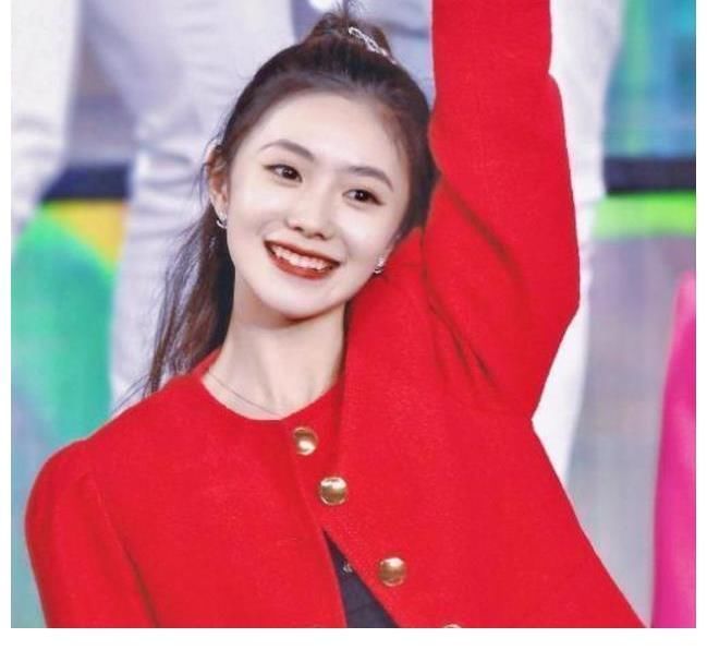 张艺谋导演|谋女郎刘浩存体重82斤,一双纤细的漫画腿太抢镜,满满的少女感?