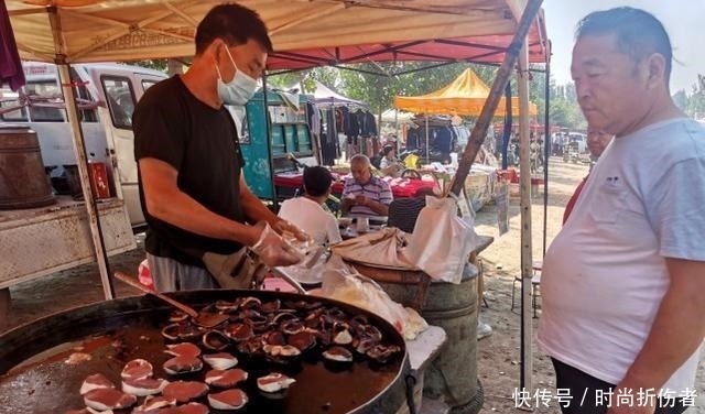  大叔集市卖暗黑美食一天百碗，外地人难下咽，本地人一天不吃就想