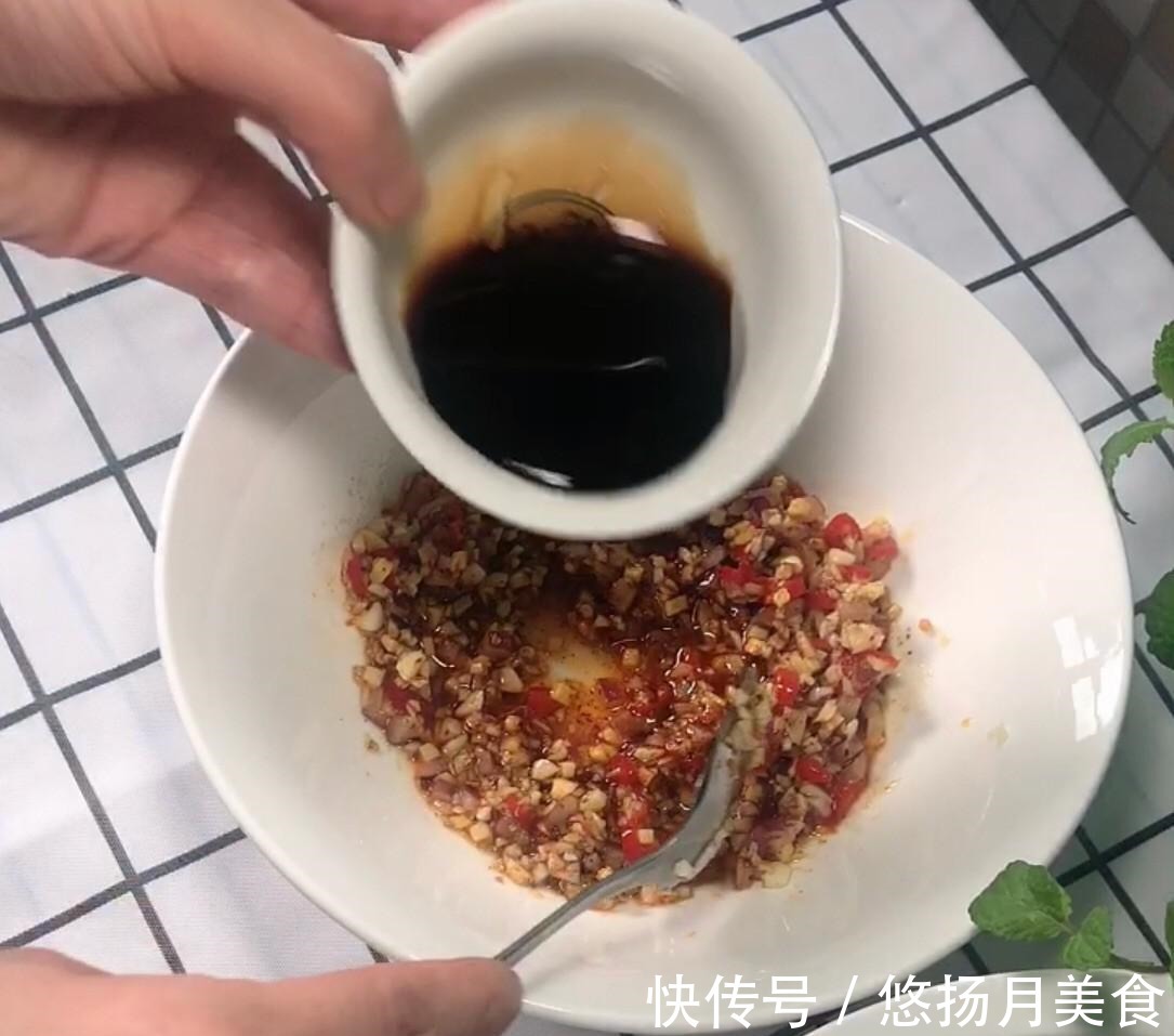 鲜美|花甲营养丰富，味道鲜美，酸辣味好吃到舔手指！