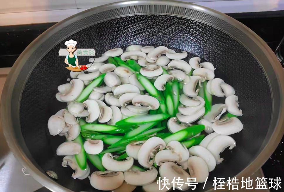 焯水|秋天,此三样素菜一起炒,鲜美极了,不放肉炒也香,秋天吃特养人