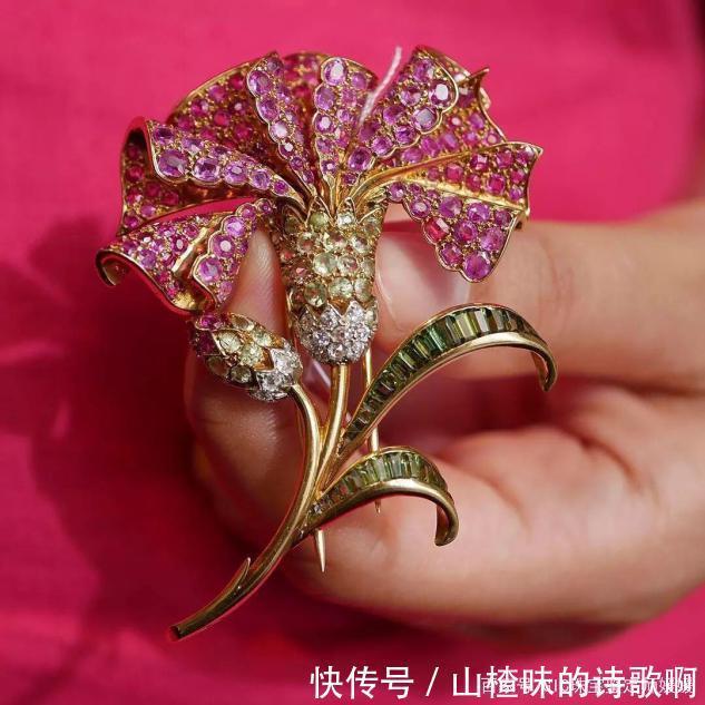 胸针是冬季服饰必备的点缀,但有两个关键点要考虑,你选对了吗