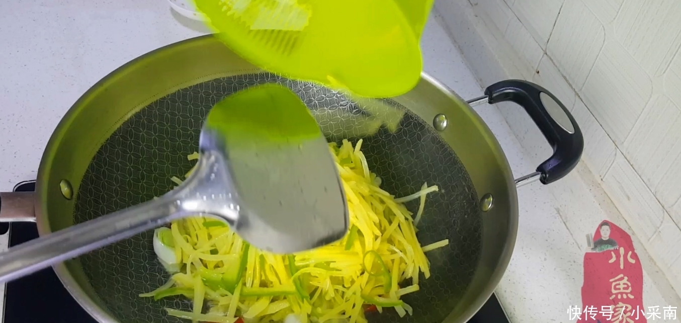 翻炒均匀|酸辣土豆丝:为什么总做不出饭店的味道?原来做法是错的
