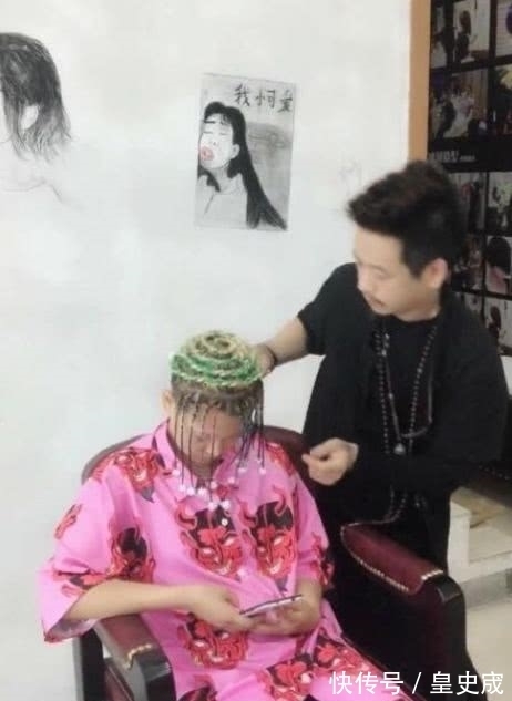 理发店 美女去理发店剪了一个独特的发型,网友:墙上的造型更吸引眼球