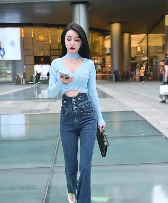 喇叭|时尚：针织衫搭配喇叭牛仔裤，清爽靓丽有格调，时尚大气又高级