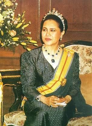 苏提达王后|泰国太后年轻时靠粉宝石撑场面如今瘫痪多年,脸庞怎么变这么黑