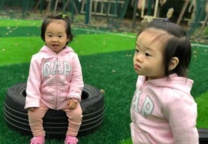 女儿|头胎双胞胎女儿,二胎又生下三胞胎,看到性别后,全家乱套