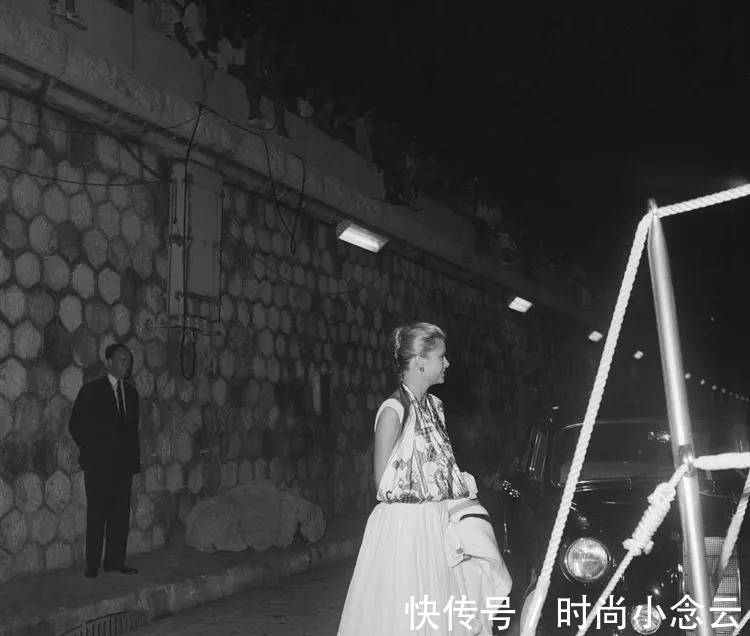 丝巾 用爱马仕丝巾包断臂、还用Kelly包遮孕肚,她才是最时尚王妃!