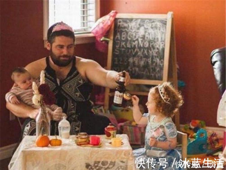 雨衣|妈妈提醒娃穿雨衣下台阶要提一下,随后萌娃的举动,让人笑翻了