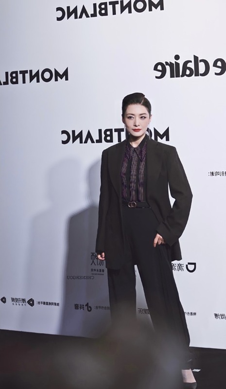 气场|周涛罕见“耍帅”,一身黑色西服套装干练利落,知性又有气场