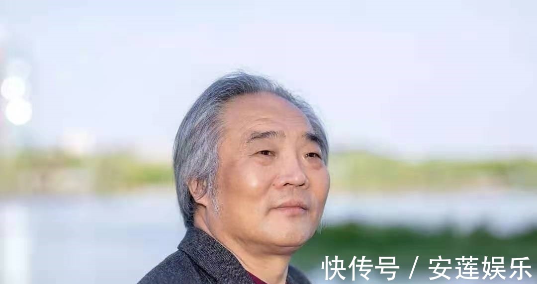 行草#他50余次入全国大展,书法写得“新鲜”,却芜杂混乱