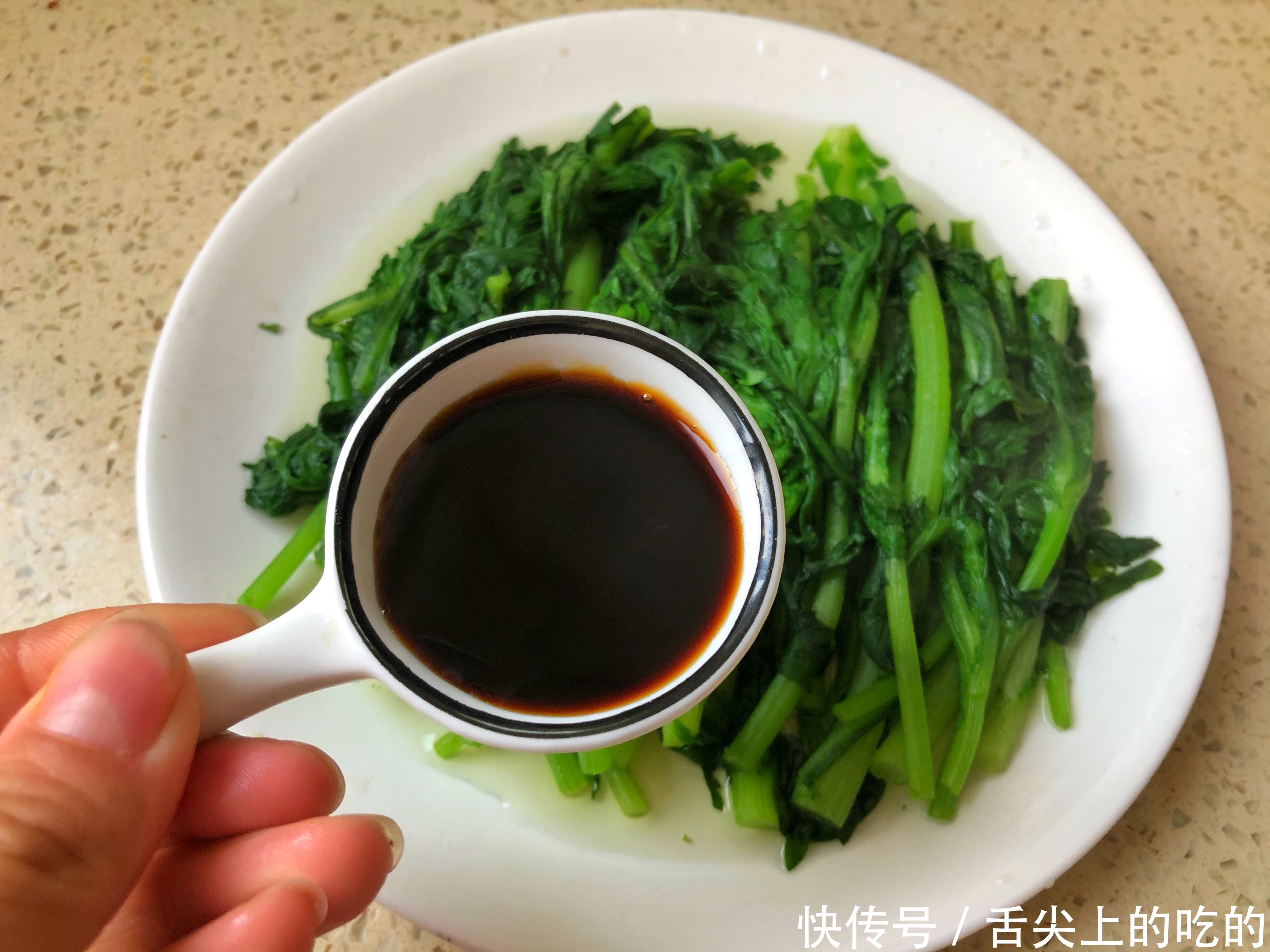  爸爸拿手的茼蒿做法，5分钟做1盘，脆嫩清甜，家人抢着吃