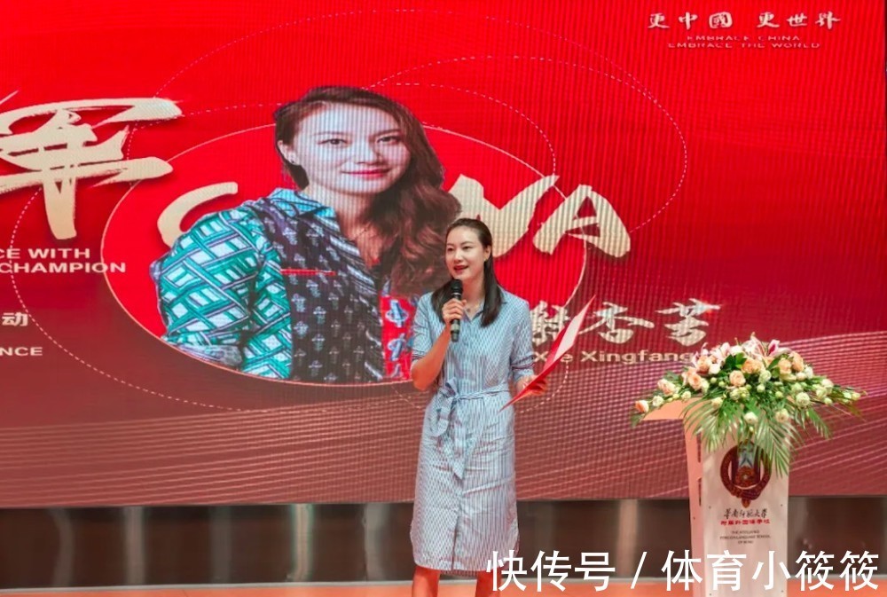 小羽|谢杏芳晒林丹父子比拼平板支撑!对儿子要求超严,赞其比爸爸厉害