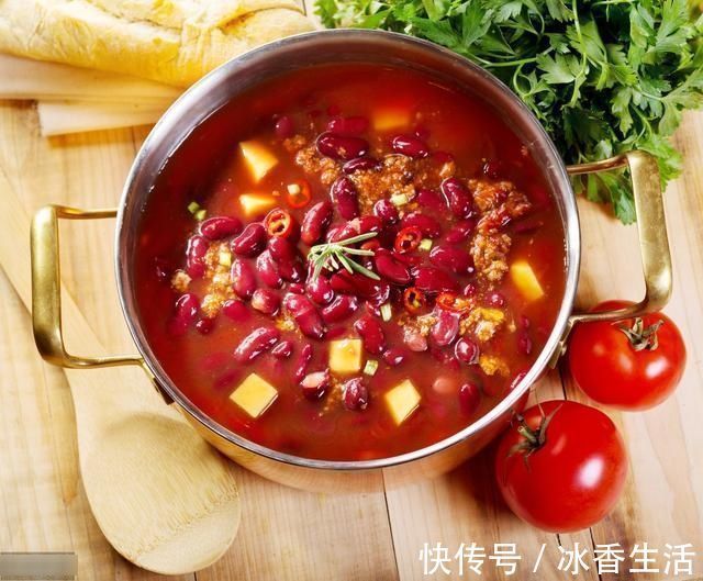 孩子|双胞胎相差10斤姐姐吃母乳,妹妹吃奶粉,半年后两孩子差距明显