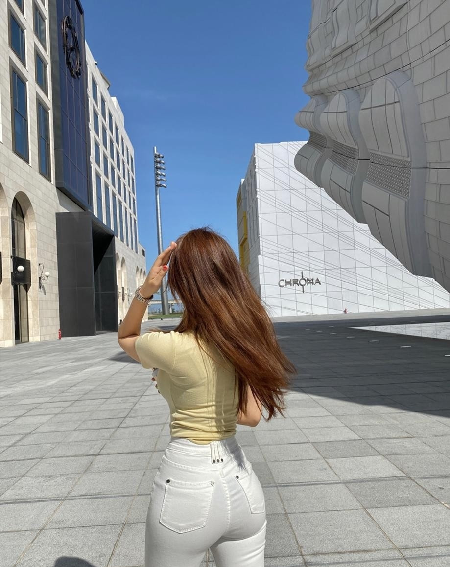 曲线|身材娇小但曲线曼妙的小姐姐, T恤配白色牛仔裤的样子, 美得很惊艳