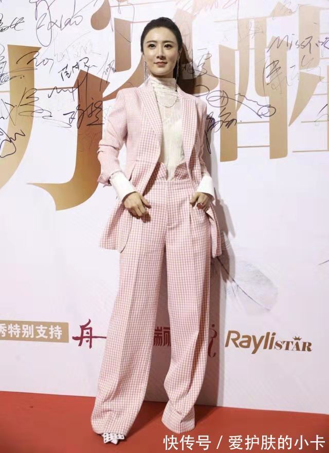 甜酷风|薇娅衣品真好，绿西装配阔腿裤洋气又高级，这派头完全不输女明星