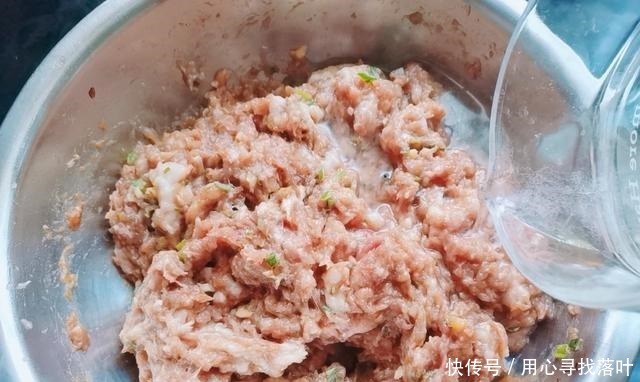 拌饺子馅的第一步是先放油或水,许多人在第一步就错了