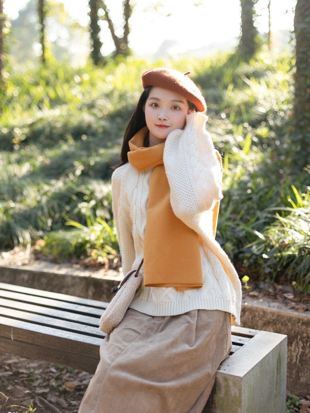 穿搭|冬天想要穿出甜美可爱风,少不了一件米白色毛衣的搭配,搭配卡其色半身裙,更加温柔!