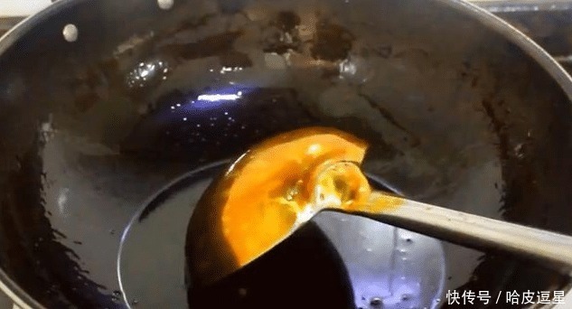 炒糖色，别直接炒糖！大厨：多做1步，颜色红亮，味道香甜不发苦