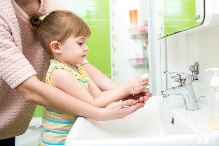 就医|疱疹性咽峡炎多地高发,提醒家长:孩子出现2个症状,不要大意