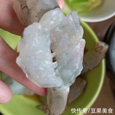 蒜蓉粉丝蒸虾球这样做，口感味道一级棒