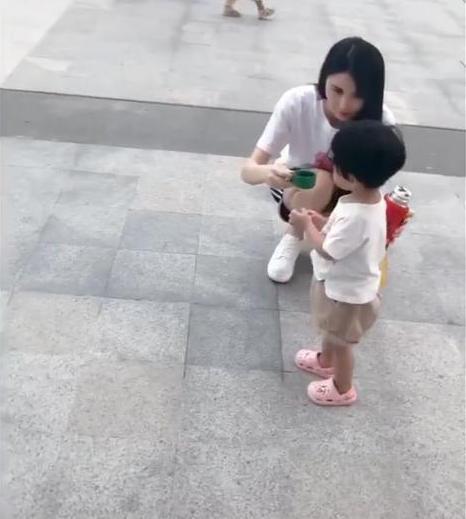 宝妈|小姨带娃的路子有多野看完这几张图，网友这届小姨跟宝宝有仇