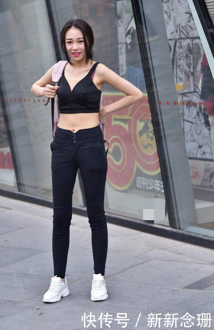 妹子年纪轻轻,背上粉红色的书包,尽显可爱气质吧