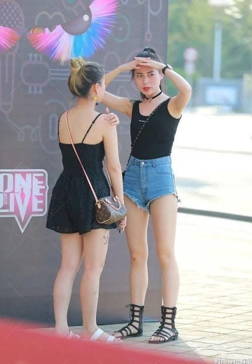 牛仔短裤 元气实足范儿的穿着，虽略显微胖，但依然最引人注目！