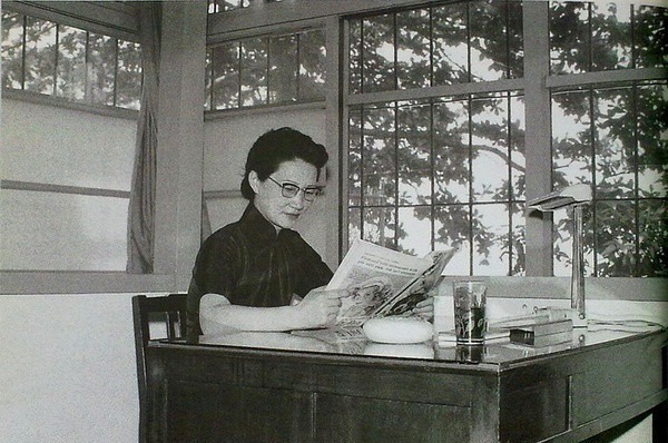 小姐|张学良亲手拍摄的赵四小姐:穿着睡袍胡思乱想,戴着老花镜看八卦杂志!