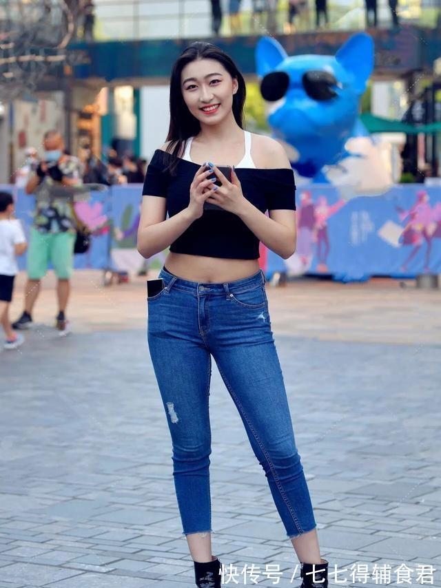 搭配 黑色百变长袖搭配黑色紧身打底裤，十分流行的穿搭，潇洒的感觉