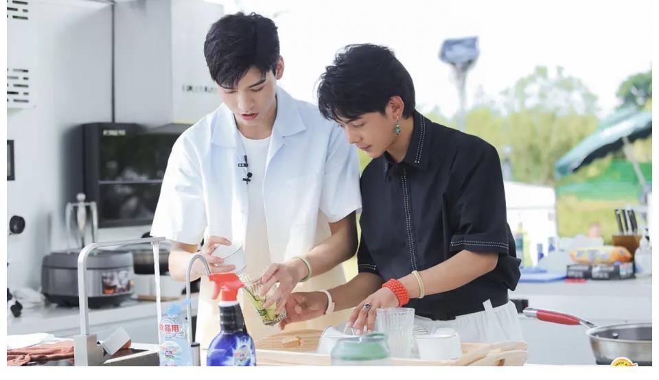 黃曉明|《中餐廳》第二期爆了？龔俊笑聲太魔性、寧靜變臉超快，收視穩(wěn)了