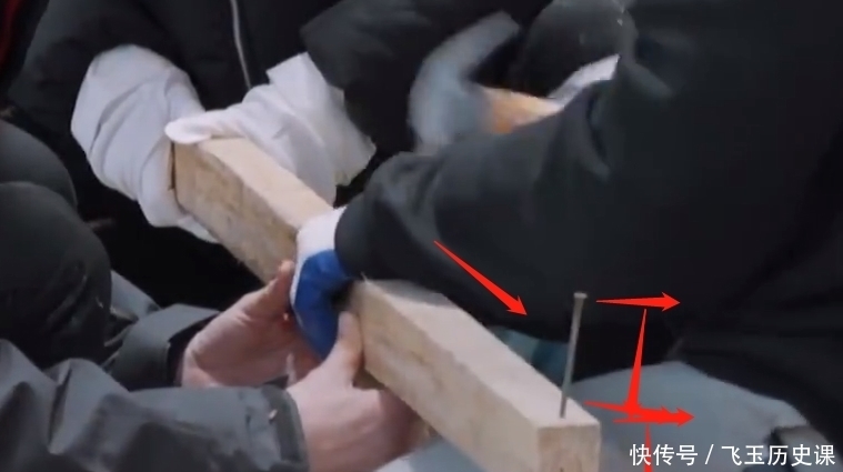 钉子太短,彭昱畅钉木头却“一场空”,何炅的表情过于真实了