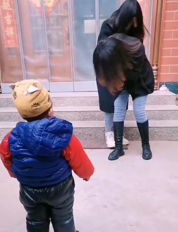 双胞胎|妈妈跟小姨是双胞胎,宝宝辨认不出的模样逗笑众人,网友:太绝了