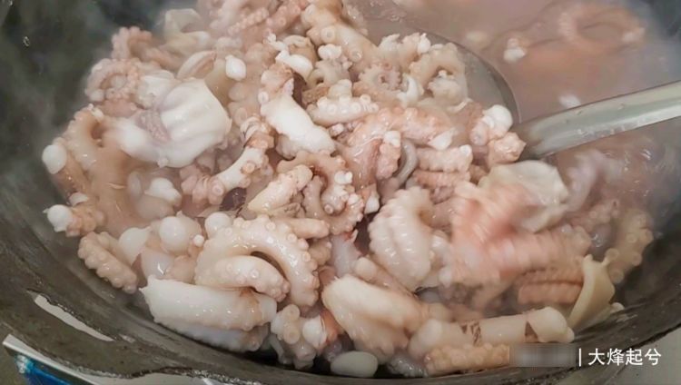 八爪鱼一炒就老，很多人做不好，海边人教你正确做法，鲜嫩又脆爽