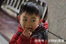 男孩|还记得被父亲逼在雪地裸跑的3岁男孩吗,时隔8年,他现在怎样了