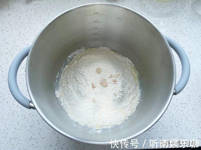 面团|暑假，给孩子做早餐就用它，吃法多样又方便，组织拉丝又细腻