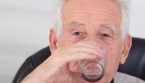 中年|喝水时谨记4个字，或许有助于健康长寿，看看你能做到吗？